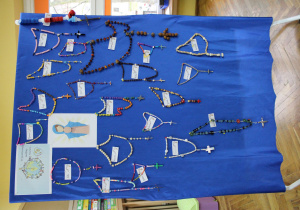 Różańce przygotowane przez dzieci na konkurs.