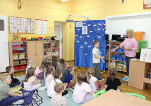 Pani Agnieszka gratuluje Frankowi udziału w konkursie.