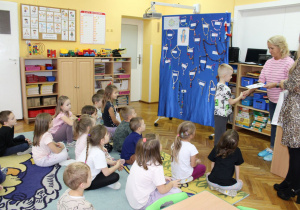 Jakub odbiera dyplom z rąk Pani Agnieszki.