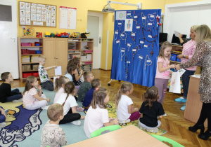 Michalinka przyjmuje gratulacje i upominek od Pani Dyrektor.