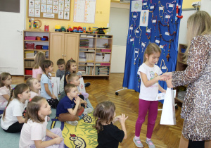 Ada odbiera gratulacje od Pani Dyrektor.