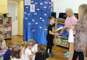 Julian odbiera dyplom za udział w konkursie.