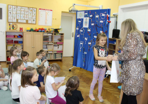 Pani Dyrektor gratuluje Julii udziału w konkursie.