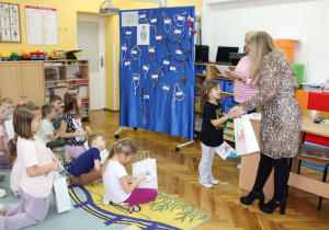 Maja przyjmuje upominek od Pani Dyrektor.