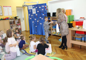 Kacper przyjmuje gratulacje od Pani Dyrektor.