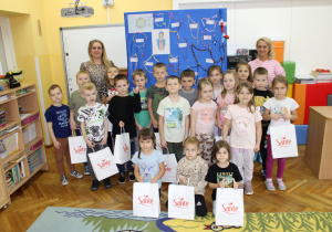 zdjęcie "Misiaczków" z Panią Agnieszką i Panią Dyrektor.