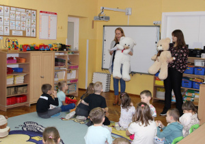 Pani Arleta i Pani Karolina rozmawiają z dziećmi na temat Dnia Pluszowego Misia.