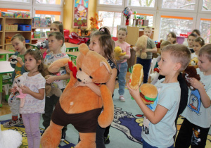 Dzieci ze swoimi maskotkami naśladują ruchy prowadzących.