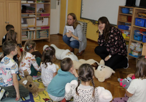 Przedszkolaki układają misie do snu.