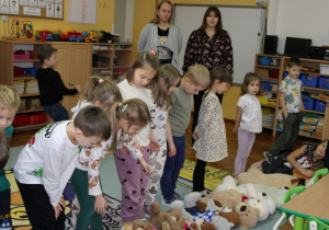 Dzieci ułożyły misie od największego do najmniejszego.