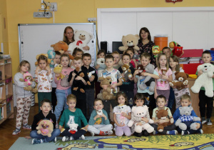Wspólne zdjęcie "Misiaczków" z prowadzącymi.