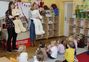 Pani Arleta i Karolina witają się z dziećmi.