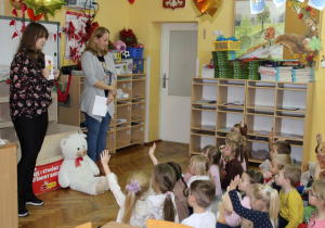 Dzieci rozwiązują zagadki i zgłaszają się do odpowiedzi.