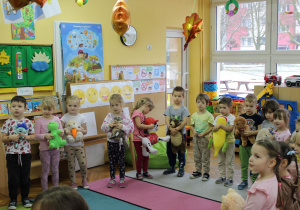 ,,Słoneczka " przytulają swoje maskotki.