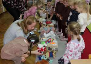 Dzieci układają maskotki od największej do najmniejszej.