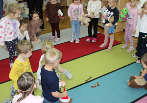 Dzieci bawią się w zabawę ,,Łapa misia".
