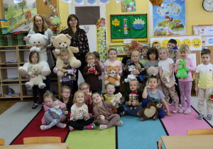 Pani Karolina i Pani Arleta pozują ze ,,Słoneczkami" do zdjęcia.