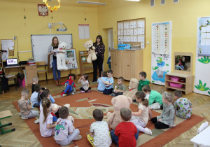 Pani Arleta i Karolina witają się z dziećmi.