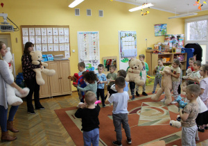 Wspólna zabawa ruchowa dzieci z misiami.