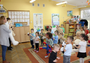 Panie mówią wierszyk i pokazują odpowiednie ruchy.