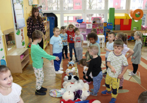 Dzieci układają misie od najwiekszego do najmniejszego.