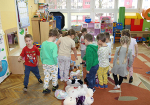 Wspólne liczenie misiów.