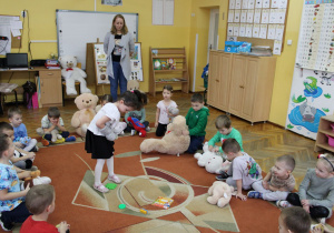 Dzieci bawią się w zabawę ,,Łapa misia".