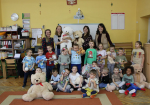 Wspólne zdjęcie pań z dziećmi.