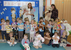 Wspólne zdjęcie mam i dzieci z misiami.