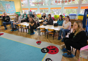 Rodzice w skupieniu słuchają bajki o Świętym Mikołaju