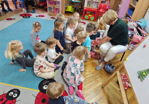 Marianka odpakowuje prezent