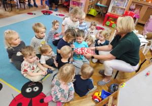 Kaja odpakowuje prezent