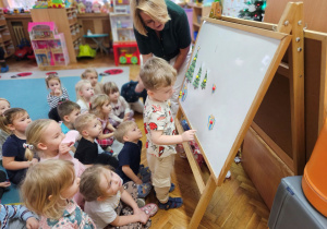 Adaś ustawia na tablicy prezenty od największego do najmniejszego