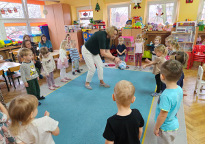 Pani Ania rzuca piłkę do Luizy