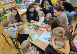 Rodzice wraz z dziećmi w grupie wykonują plakat części pierwszej bajki