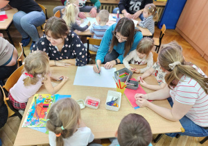Rodzice wraz z dziećmi w grupie wykonują plakat części drugiej bajki