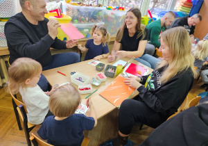 Rodzice wraz z dziećmi w grupie wykonują plakat części czwartej bajki