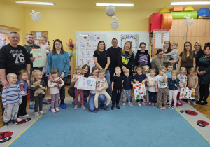 Rodzice wraz z dziećmi oraz wychowawcami prezentują plakaty