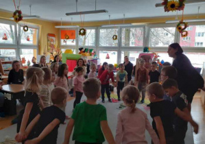 Dzieci tańczą w kole.