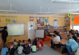 Przedszkolaki oglądają na tablicy interaktywnej animację