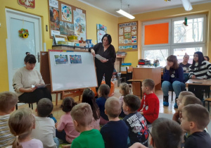 Pani Martynka czyta dzieciom powiadanie.