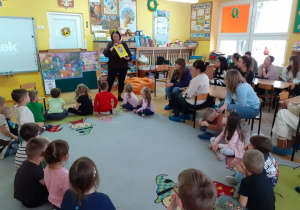 Pani nauczycielka prezentuje postać Markotka.