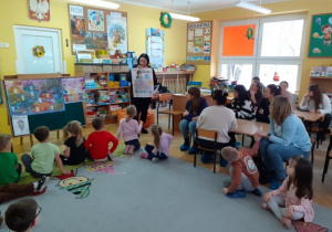 Prowadząca omawia sposoby na smutek.