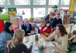 Rodzice obmyślają propozycje do książeczki.