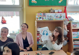 Pani Janecka przedstawia narysowane sposoby na smutek.