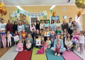 Dzieci i rodzice uczestniczący w zajęciu otwartym.