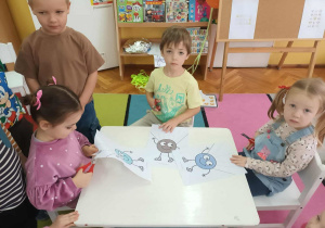 Tymon i dwie Helenki wycinają postaci.