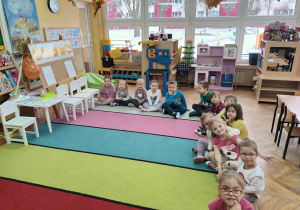 Dzieci oczekują na dalszy ciąg spotkania.