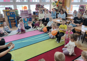 ,,Słoneczka" przeciągają liny z balonami.