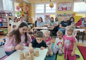 Andrjej z mamą układa piramidę według wzoru.